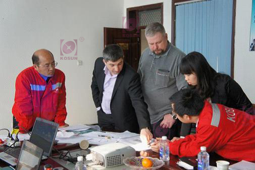 The pic shows the technicians from Gazprom were discussing with KOSUN’s technicians about peripheral auxiliary projects. 